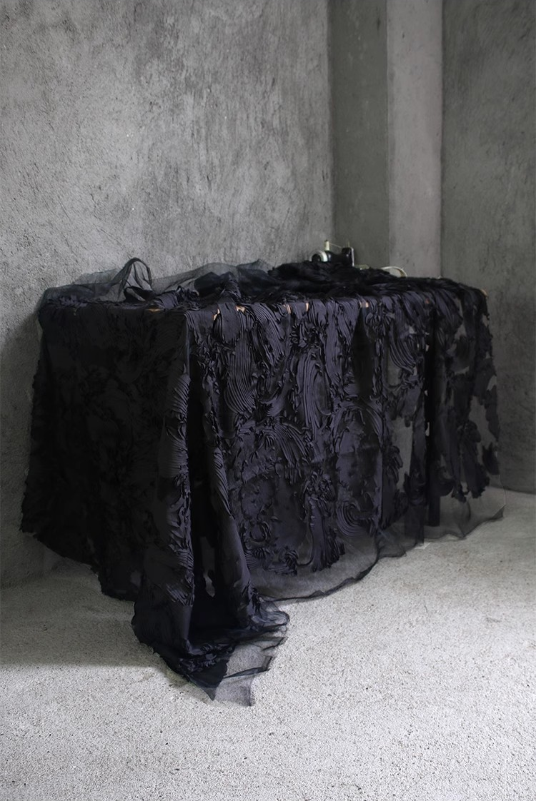 Oil Brush Organza Mesh – Sculpted Texture with a Fluid Artistic Feel