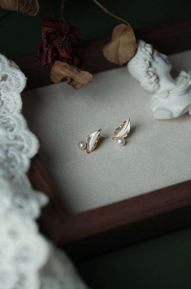 Autumn Radiance – Elegant Leaf Pearl Earrings