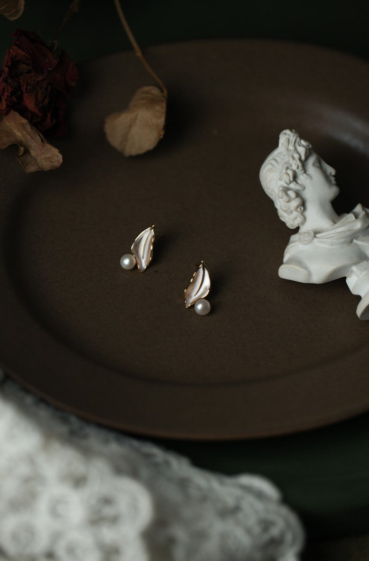 Autumn Radiance – Elegant Leaf Pearl Earrings
