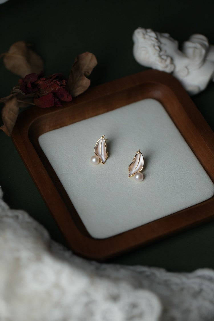 Autumn Radiance – Elegant Leaf Pearl Earrings