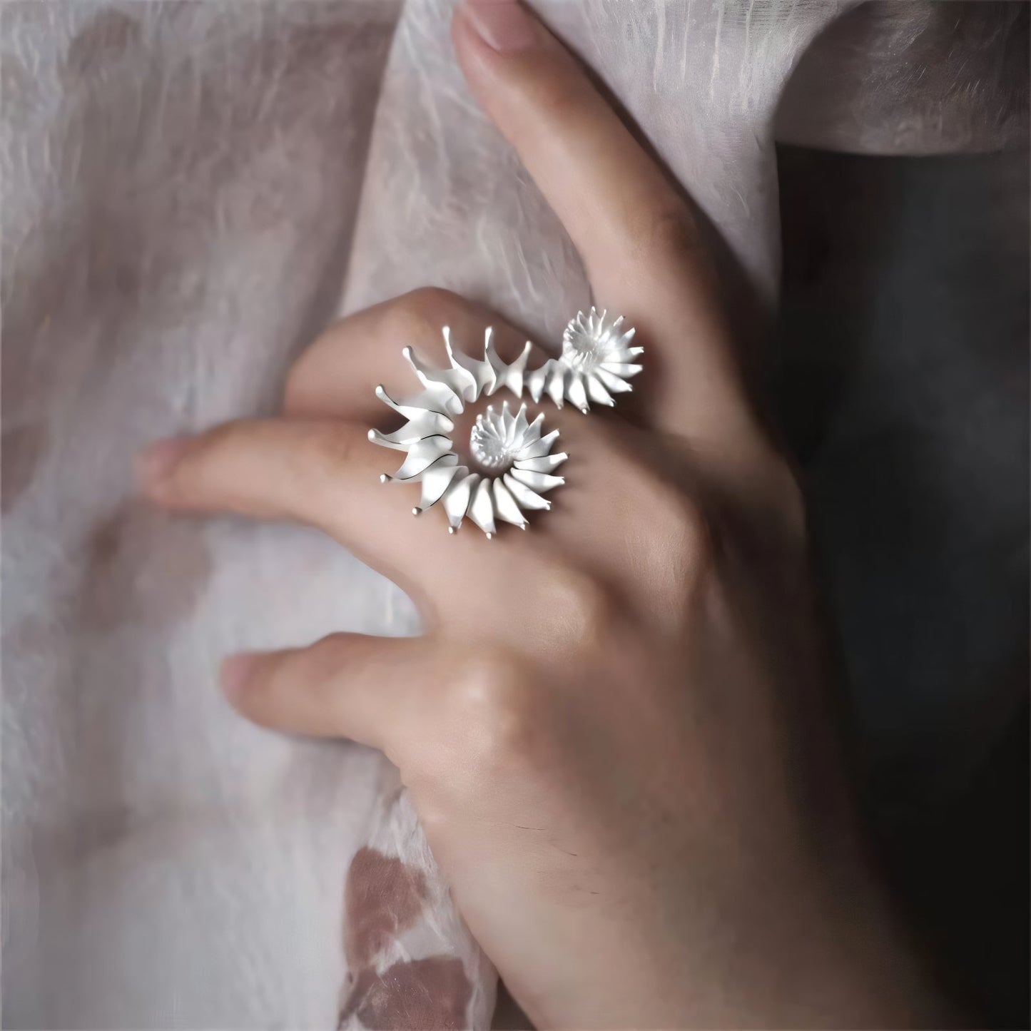 Conch-Inspired Open Ring & Brooch – French Retro Design with Sculptural Elegance