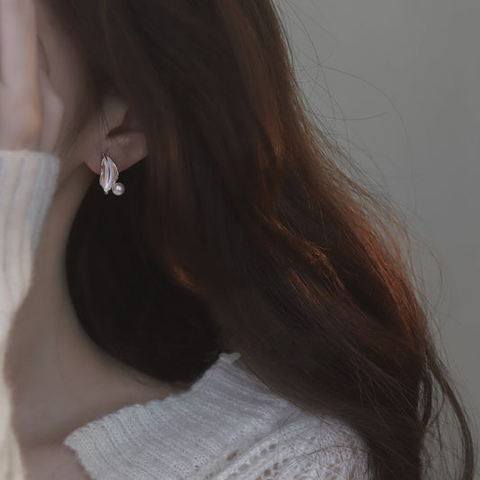Autumn Radiance – Elegant Leaf Pearl Earrings
