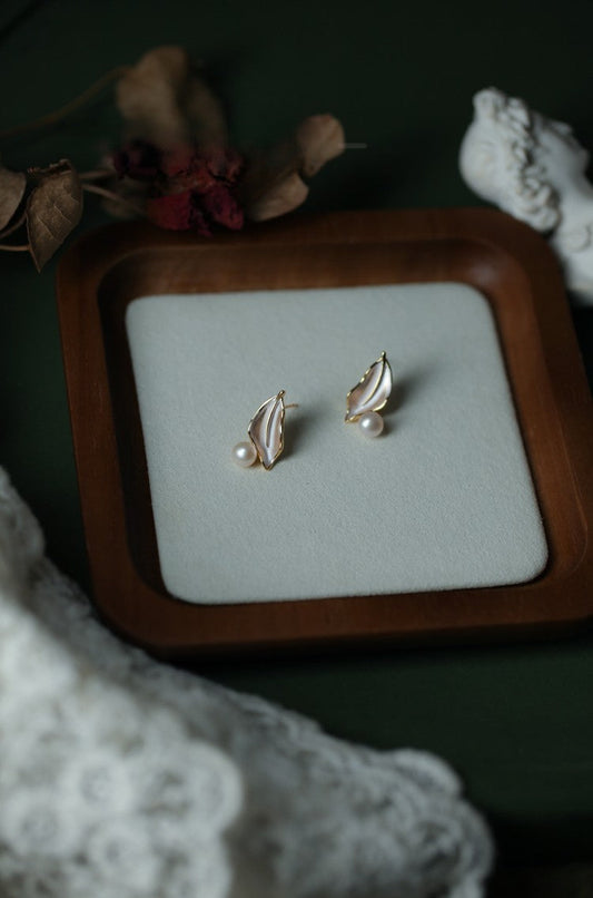 Autumn Radiance – Elegant Leaf Pearl Earrings