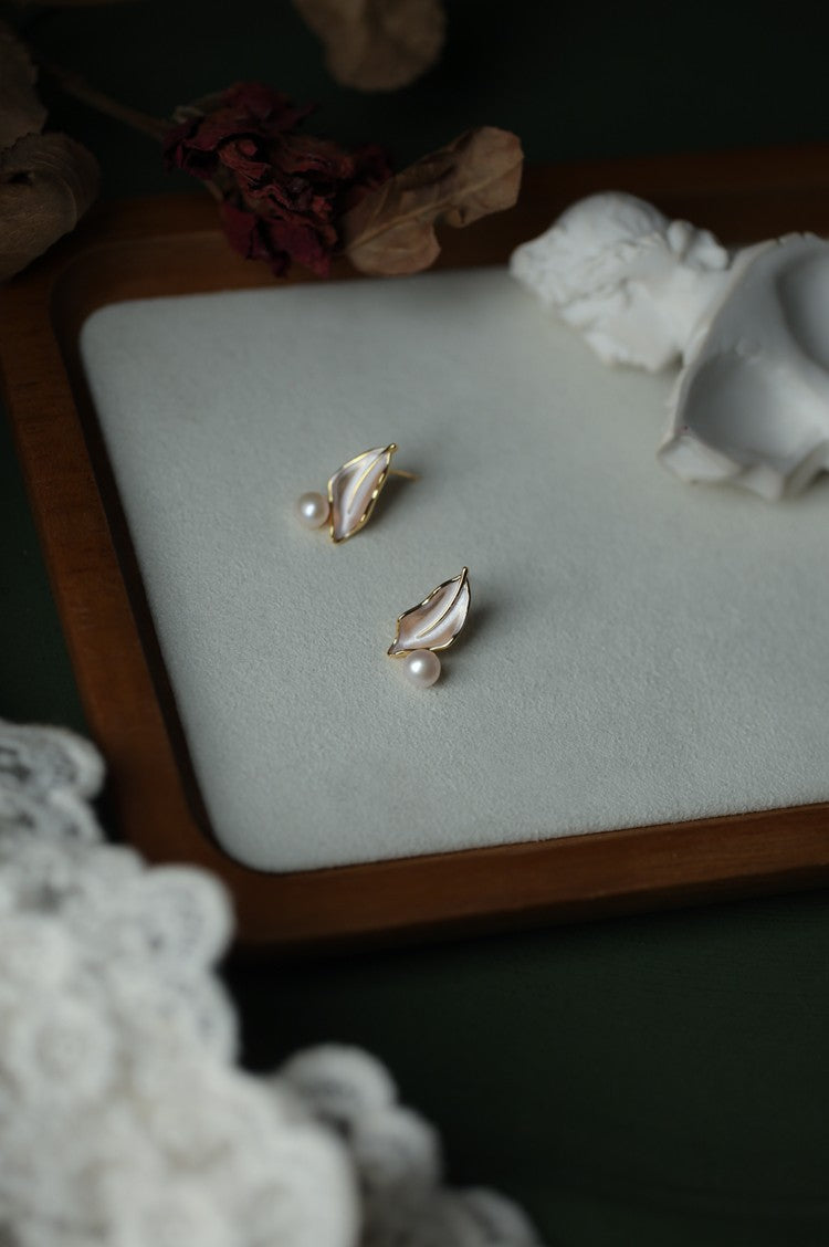 Autumn Radiance – Elegant Leaf Pearl Earrings